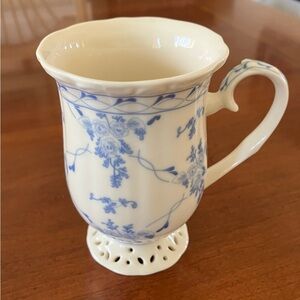 Skye McGhie vintage coffee or tea mug, “rose brocade” lattice base, blue & white